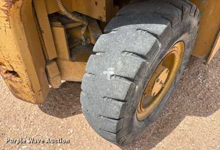 LPG VZV - CAT Lift Trucks forklift (33)