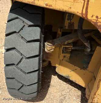 LPG VZV - CAT Lift Trucks forklift (34)