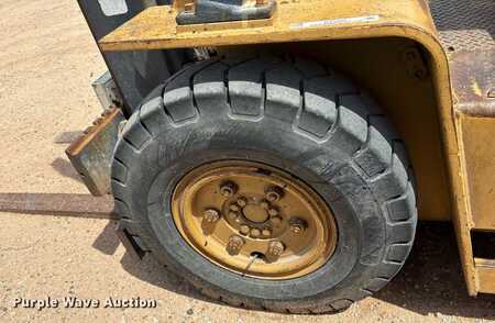 LPG VZV - CAT Lift Trucks forklift (36)
