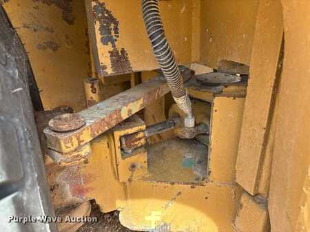 LPG VZV - CAT Lift Trucks forklift (8)