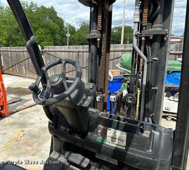 Propane Forklifts 2008  Yale Veritor (19)