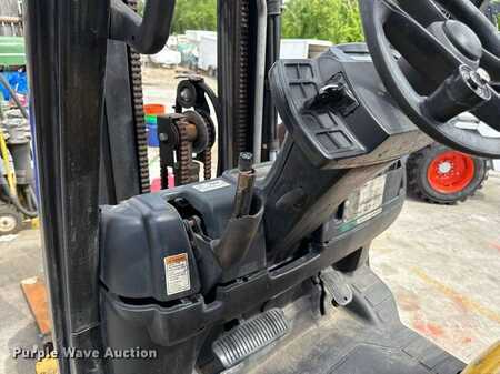 Propane Forklifts 2008  Yale Veritor (22)