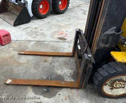 Propane Forklifts 2008  Yale Veritor (9)