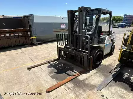 Montacargas diésel 2015  Nissan PF90HD (1)