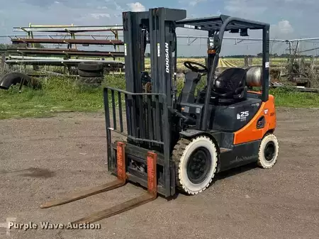 Montacargas GLP - Doosan G25-P (1)