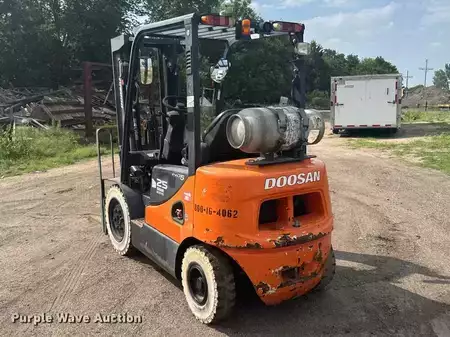 Montacargas GLP - Doosan G25-P (7)