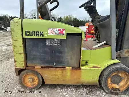 Montacargas diésel - Clark ECG32 (28)