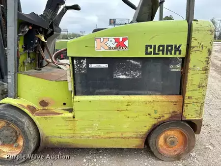 Montacargas diésel - Clark ECG32 (31)