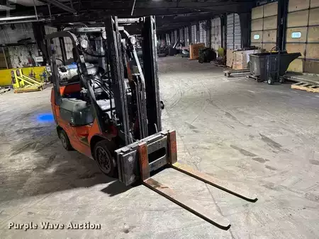 Propane Forklifts - Toyota 7FGCU25 (2)