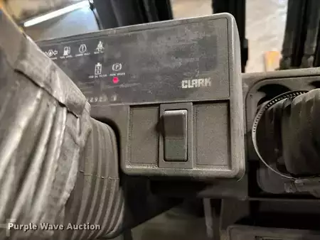 Montacargas GLP - Clark CGC30 (29)