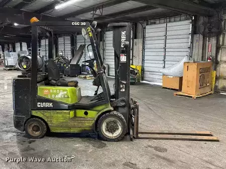 Montacargas GLP - Clark CGC30 (4)