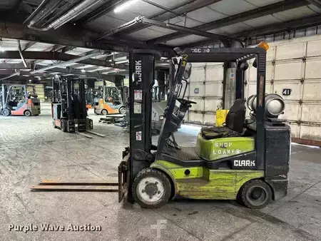 Montacargas GLP - Clark CGC30 (8)