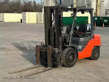 Propane Forklifts - Toyota 8FGU30 (1)