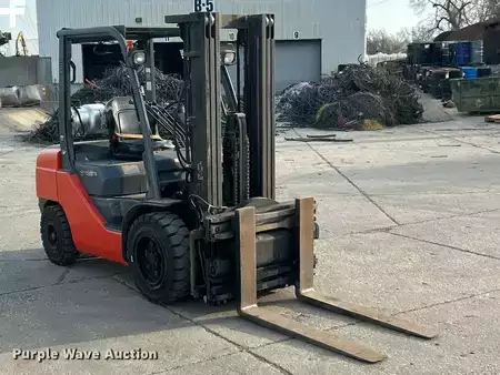 Propane Forklifts - Toyota 8FGU30 (3)