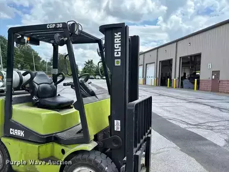 Propane Forklifts - Clark CGP30 (21)