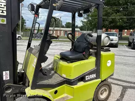 Propane Forklifts - Clark CGP30 (31)