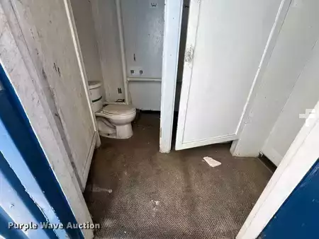 Montacargas diésel - Mobile restroom (17)