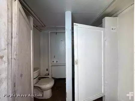 Montacargas diésel - Mobile restroom (18)