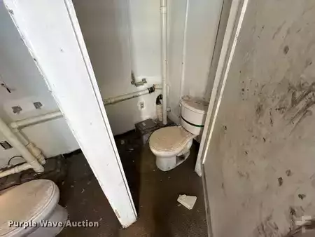 Montacargas diésel - Mobile restroom (19)