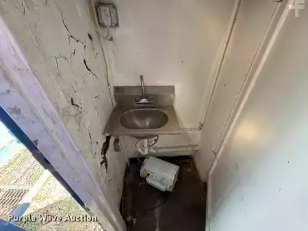 Montacargas diésel - Mobile restroom (20)