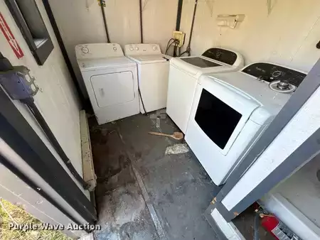 Montacargas diésel - Mobile restroom (12)