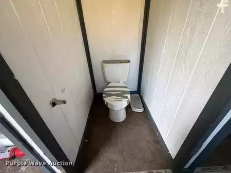 Montacargas diésel - Mobile restroom (15)