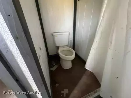 Montacargas diésel - Mobile restroom (16)