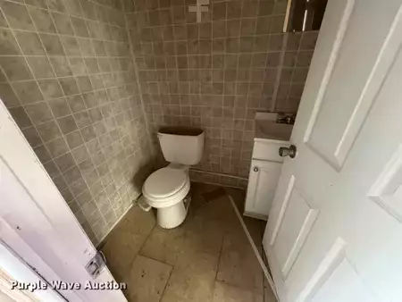 Montacargas diésel - Mobile restroom (13)