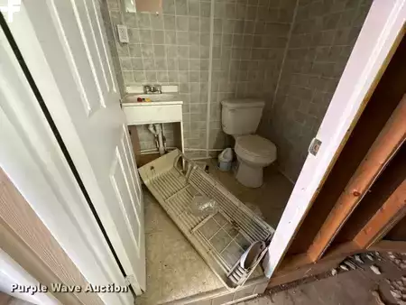 Montacargas diésel - Mobile restroom (15)