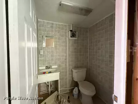 Montacargas diésel - Mobile restroom (16)