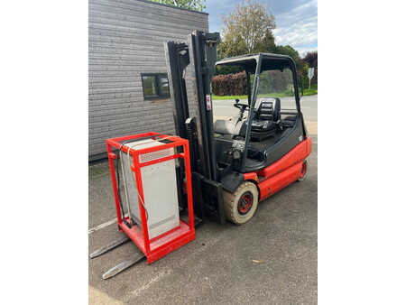 4-wiel elektrische heftrucks 1995  Linde E30-01 (1)