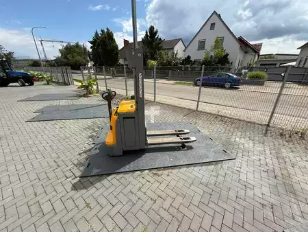 Hochhubwagen 2016  Jungheinrich EJC 214z (1)