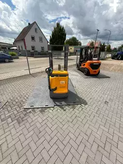 Hochhubwagen 2016  Jungheinrich EJC 214z (2)