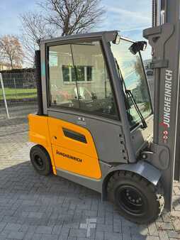 Carretilla elevadora GLP 2023  Jungheinrich TFG 425s (4)