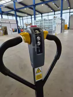 Transpaleta eléctrica 2025  Yale MPC15 (1)