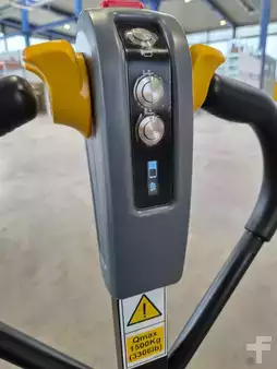 Transpaleta eléctrica 2025  Yale MPC15 (2)