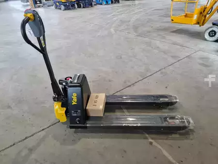 Transpaleta eléctrica 2025  Yale MPC15 (3)