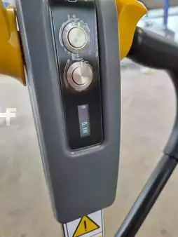 Transpaleta eléctrica 2025  Yale MPC15 (4)