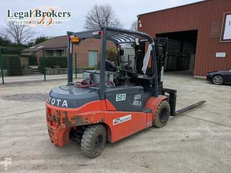 Montacargas Eléctrico (4 ruedas) 2015  Toyota 8FBMT50 (2)