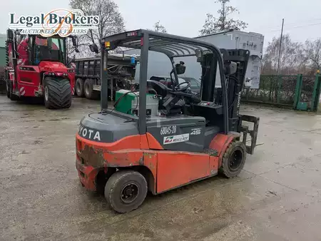 Eléctrica de 4 ruedas 2017  Toyota 8FBMT45 (2)