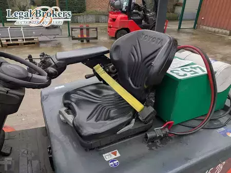 Eléctrica de 4 ruedas 2017  Toyota 8FBMT45 (5)