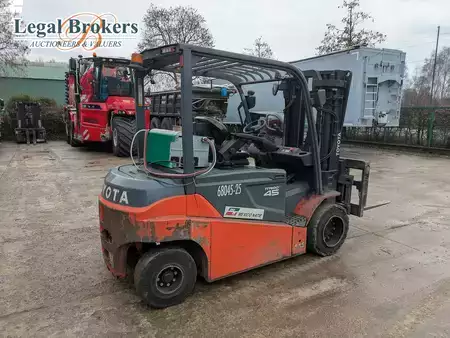 Eléctrica de 4 ruedas 2017  Toyota 8FBMT45 (2)