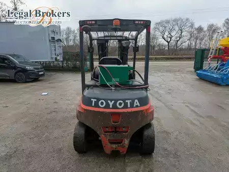 Eléctrica de 4 ruedas 2017  Toyota 8FBMT45 (3)