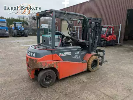 Eléctrica de 4 ruedas 2017  Toyota 8FBMT45 (2)