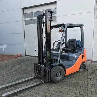 Gas truck 2011  Toyota 02-8FGF15 (1)