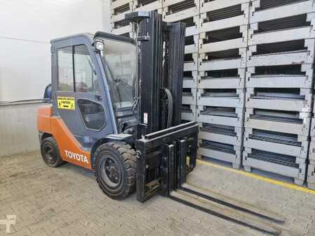 Chariots élévateurs GPL 2016  Toyota TA   02-8FGJF35 3.5t/ 4.3m/ 5000mh/ 4v (4)