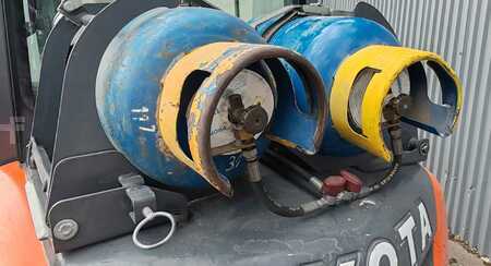 Chariots élévateurs GPL 2016  Toyota TA   02-8FGJF35 3.5t/ 4.3m/ 5000mh/ 4v (12)