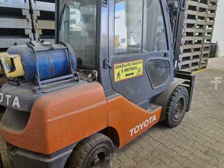 Chariots élévateurs GPL 2016  Toyota TA   02-8FGJF35 3.5t/ 4.3m/ 5000mh/ 4v (8)