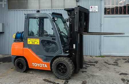 Chariots élévateurs GPL 2016  Toyota TA   02-8FGJF35 3.5t/ 4.3m/ 5000mh/ 4v (1)