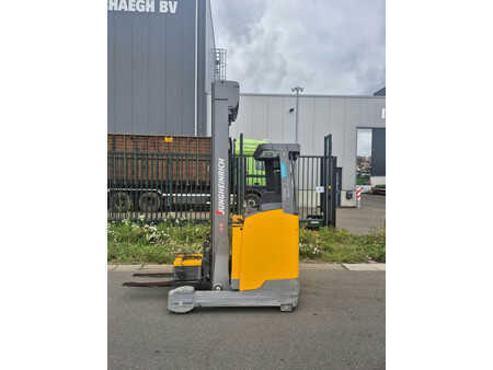 Chariots pour allées étroites 2021  Jungheinrich etv214 (2)